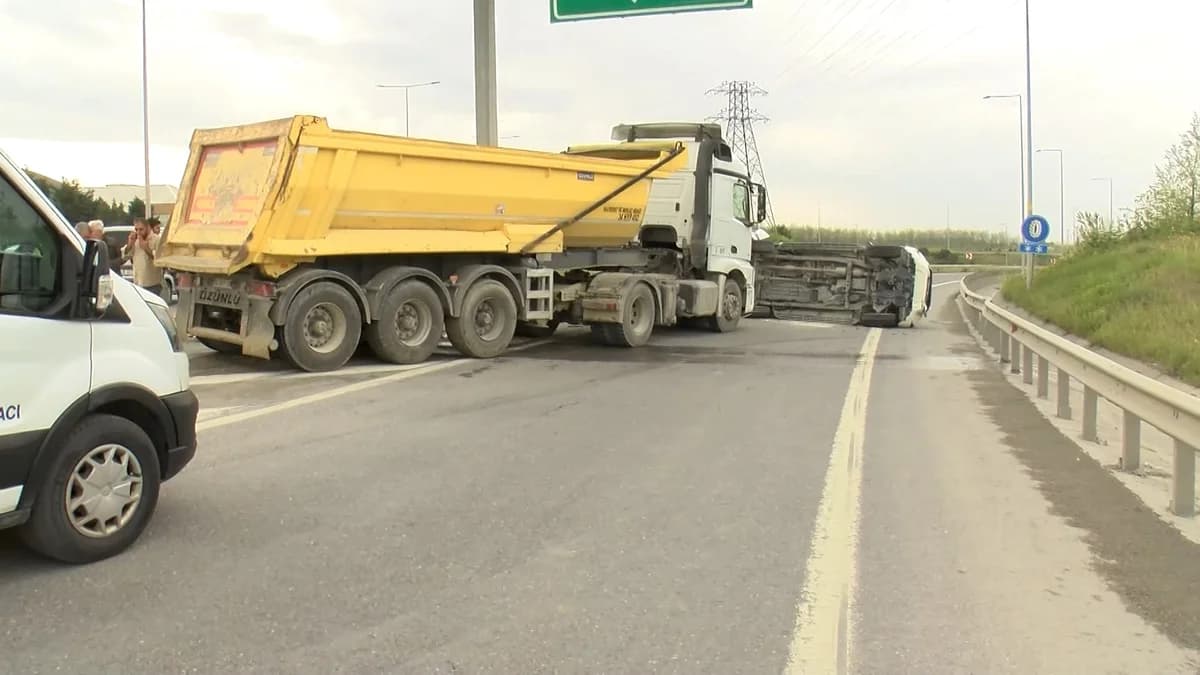 Başakşehir’de Sapağı Kaçıran Kamyonet Devrildi: Hafriyat Kamyonu Şoförü Kurtarıcı Oldu