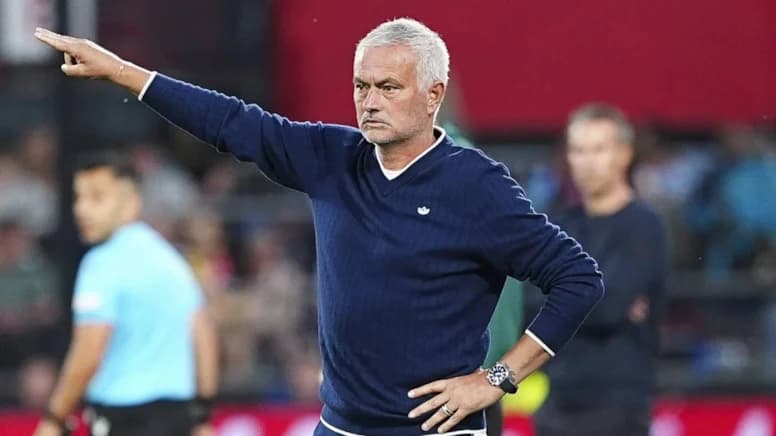 Feyenoord’un başındaki Van Persie, Fenerbahçe’yi mağlup etti