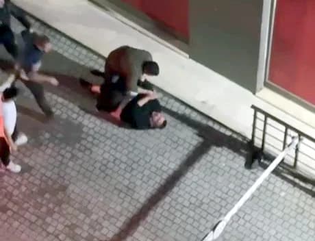 Avcılar’da Site Girişinde Dehşet: Park Kavgasında Güvenlik Görevlisi Tekme-Tokat Dövüldü