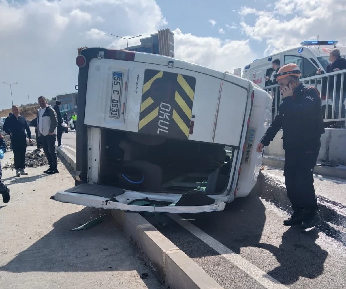 Atakum’da Minibüs Devrildi: Sürücü Yaralandı