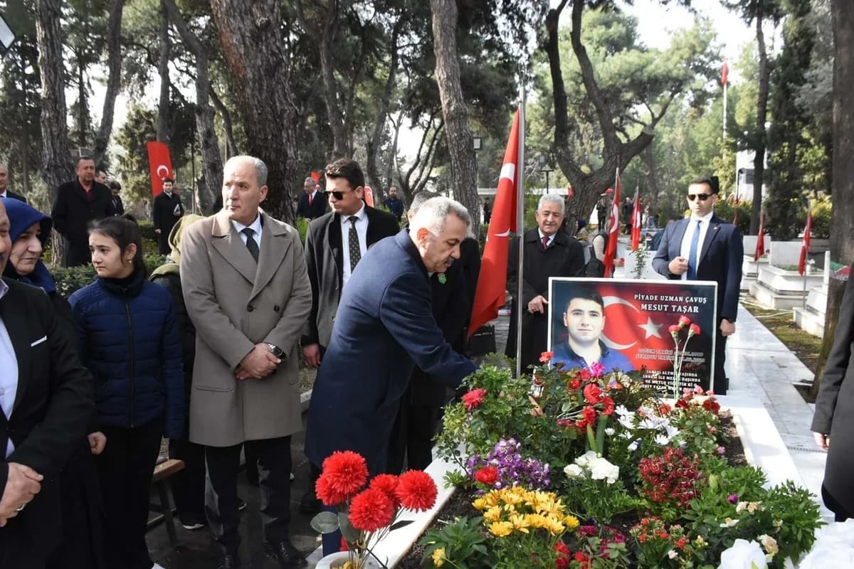 İzmir’de Çanakkale Şehitleri Saygıyla Anıldı