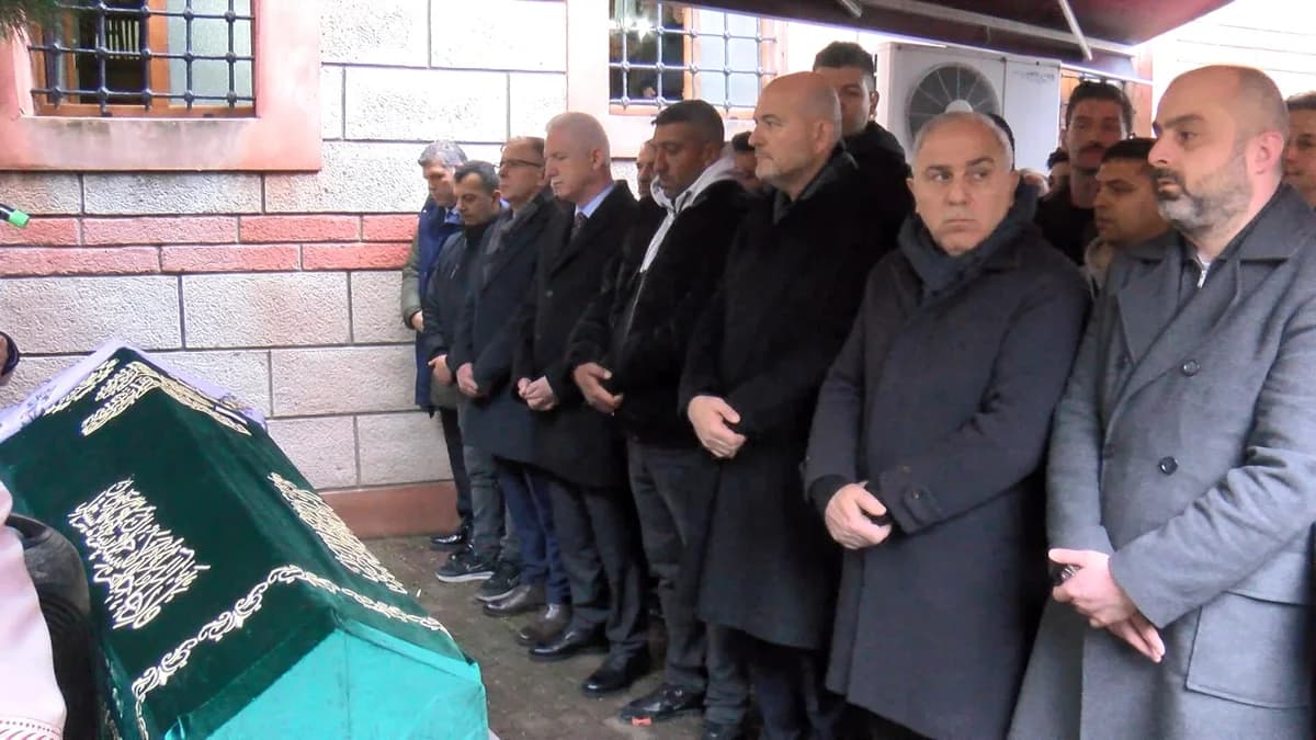 Fatih’te Patlama Sonucu Çöken Binada Hayatını Kaybeden Semra Urunca’nın Cenazesi Yapıldı