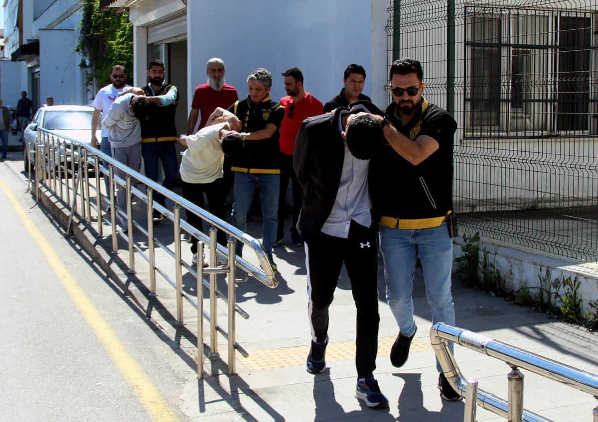 Adana’da Silahlı Saldırı Şüphelileri 500 Saatlik Kamera Kaydıyla Deşifre Oldu: 3 Tutuklama