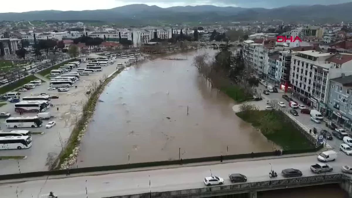 Çanakkale’de Kocabaş Çayı Taşarak Tarım Arazilerini Su Altında Bıraktı