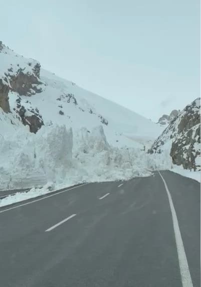 Van-Hakkari Kara Yoluna Çığ Düştü, Araçlar Mahsur Kaldı