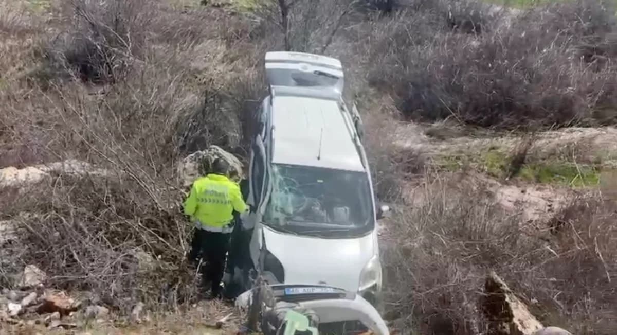 Adıyaman’da Hafif Ticari Araç Devrildi, 4 Kişi Yaralandı