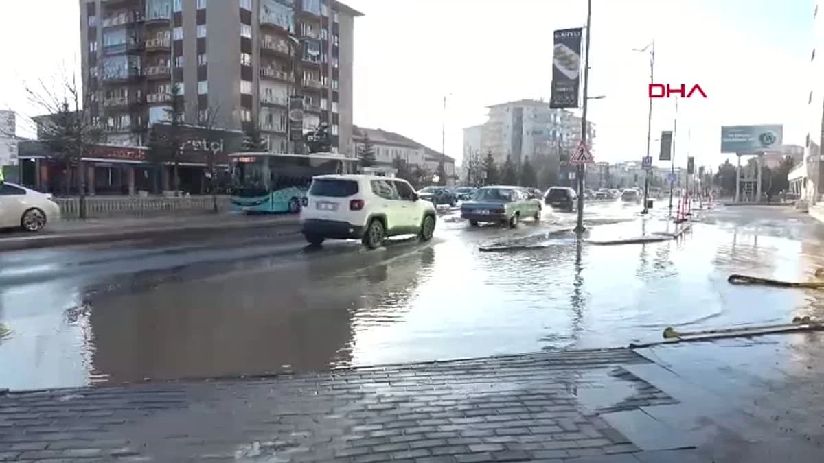 Sivas’ta Su Borusu Patladı, Cadde Göle Döndü