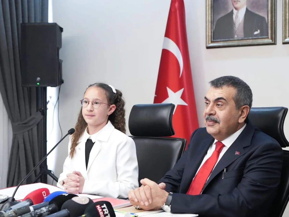 Milli Eğitim Bakanı Tekin, 23 Nisan Kutlamaları Kapsamında Koltuğunu 11 Yaşındaki Defne’ye Devretti