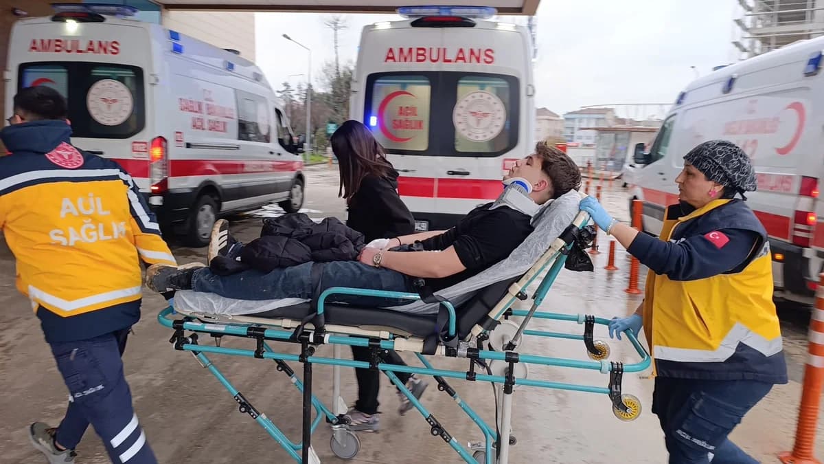 İnegöl’de Kontrolden Çıkan Araç İstinat Duvarına Çarptı: 4 Yaralı