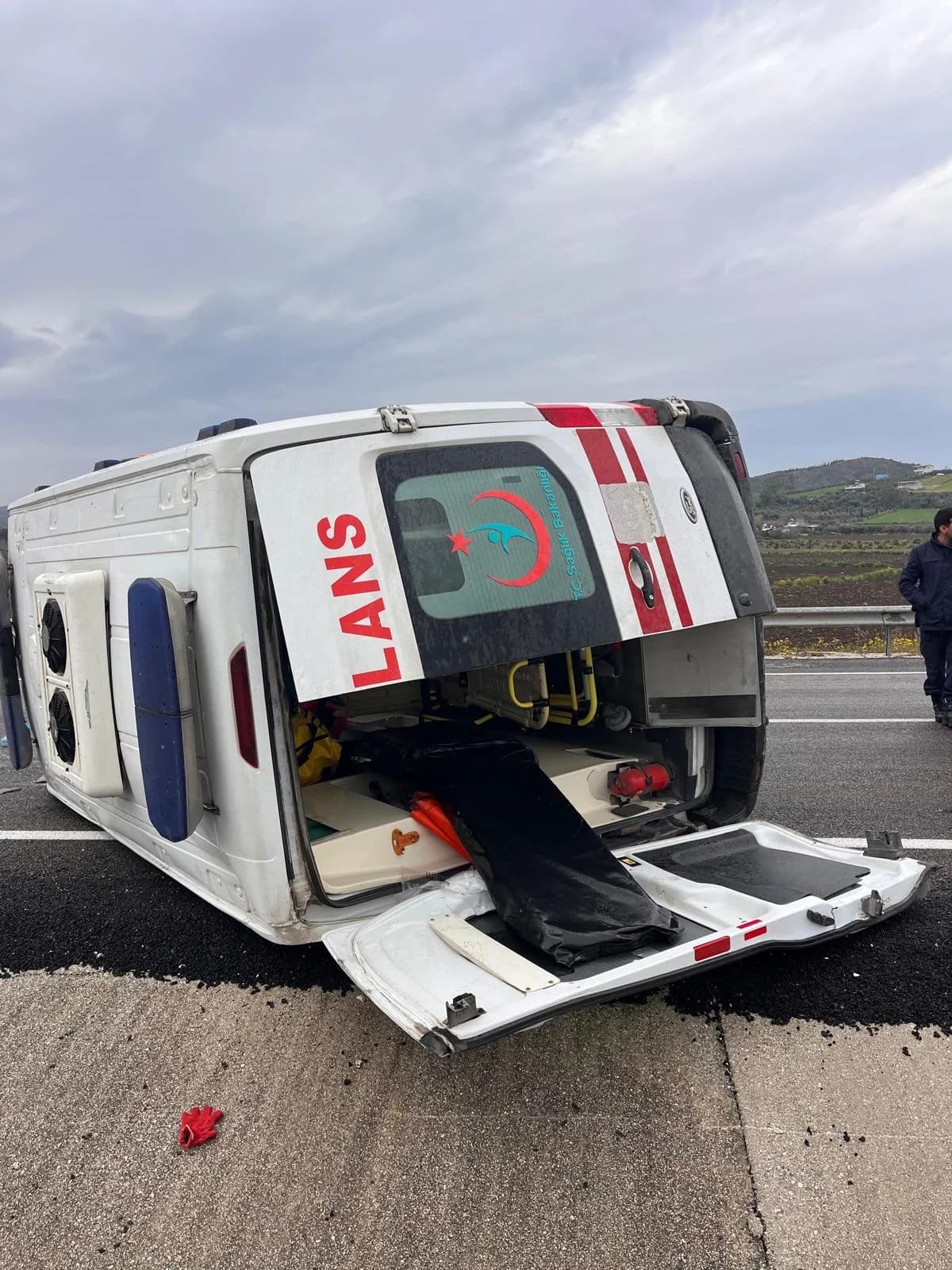 Ambulans Devrildi: 3 Sağlık Çalışanı Yaralandı