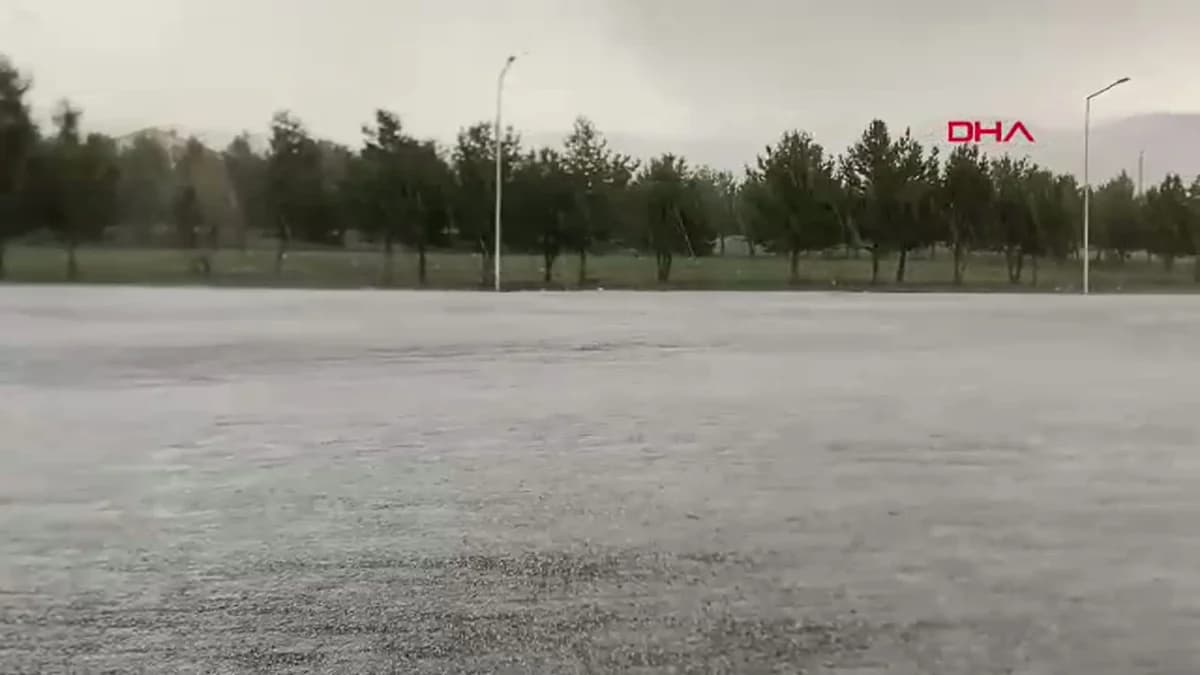 Ardahan’da Fındık Büyüklüğünde Dolu Yağışı Hayatı Felç Etti: Yollar Beyaza Büründü
