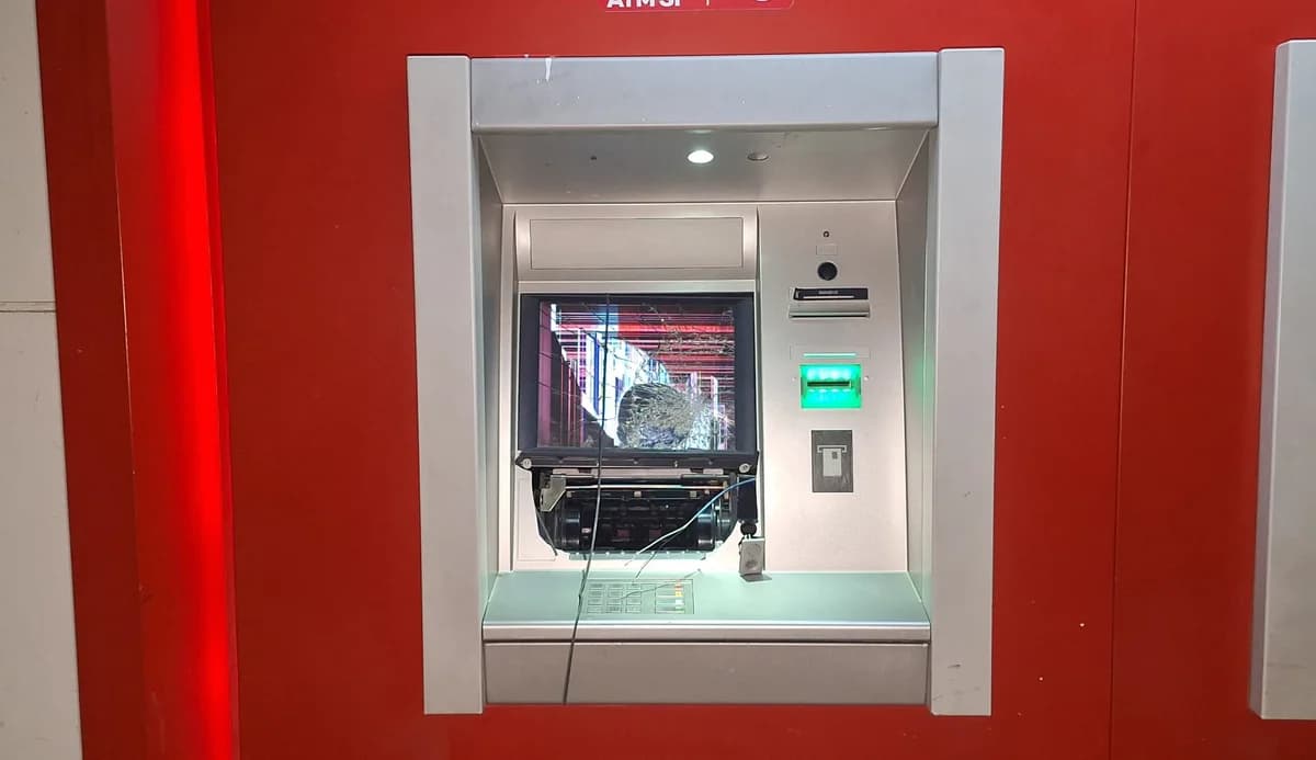 Adana’da ATM’ye Zarar Veren Şüpheli Polisten Kaçamadı