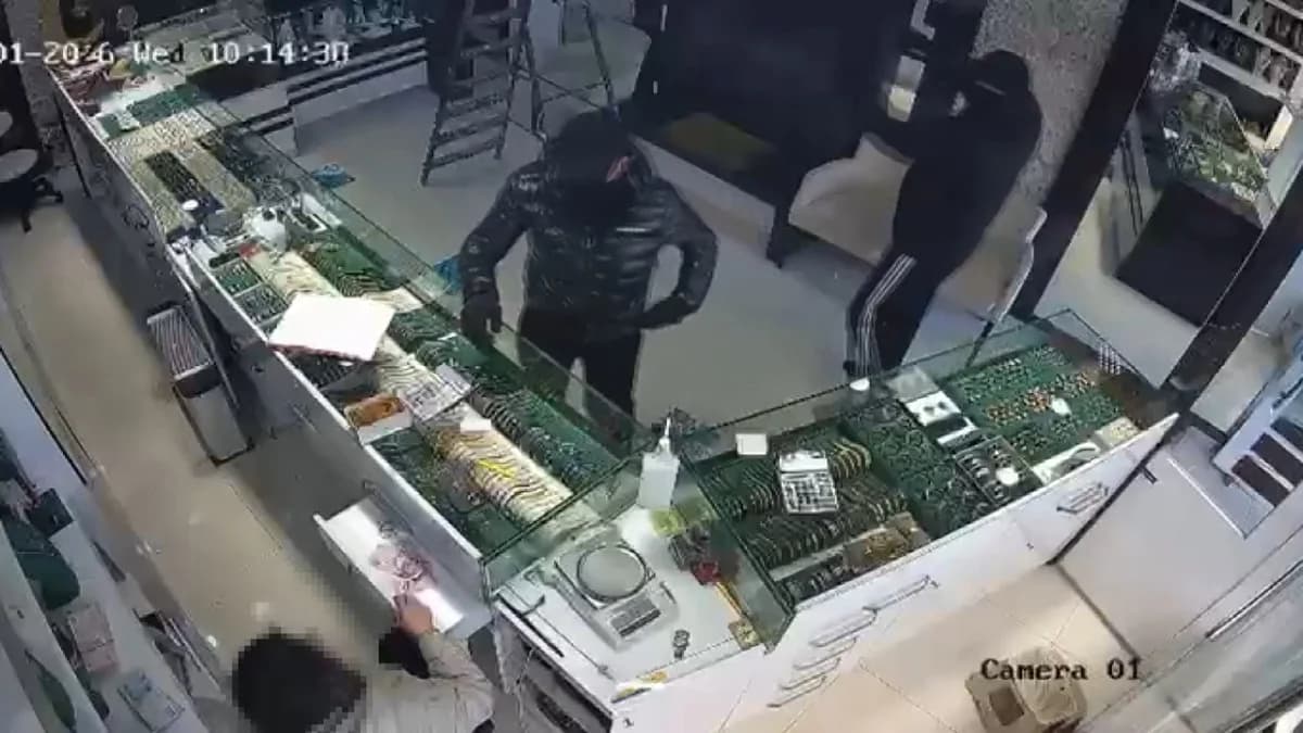 Başakşehir’de Kuyumcuya Silahlı Soygun Girişimi Kameralarda