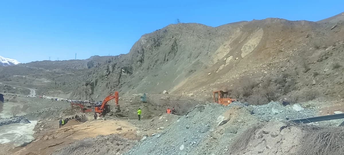 Hakkari-Van Kara Yolunda Heyelan Sonrası Yeniden Yapılandırma Çalışmaları Devam Ediyor