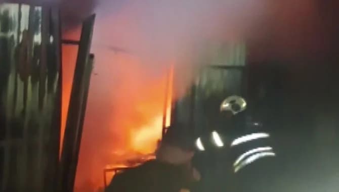 Hatay’da korkutan konteyner yangını: Alevler bir anda her yeri kapladı