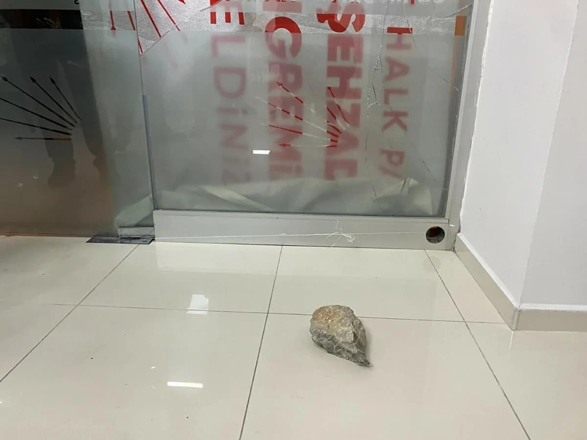 Şehzadeler CHP İlçe Başkanlığı’na Taşlı Saldırı