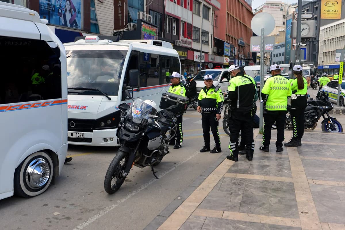 Adana’da Gereksiz Korna Kullanan Şoförlere Cezalar ve Gazetecilere Hakaret