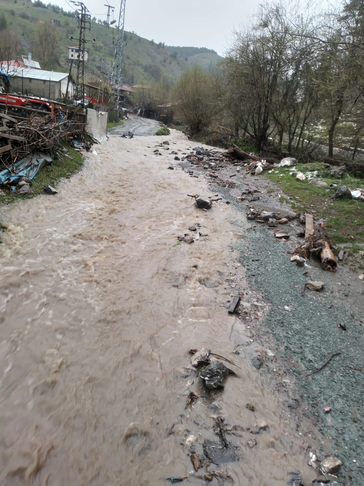 Tosya’da Sağanak ve Dolu Hayatı Felç Etti: Yollar Sular Altında Kaldı