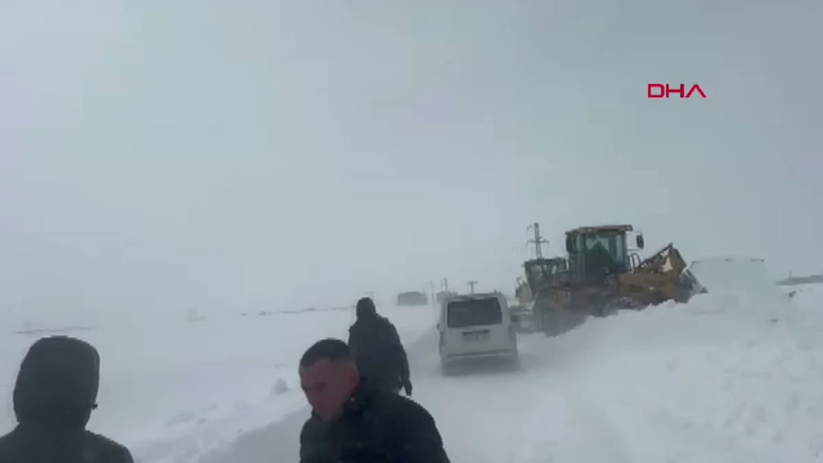 Kars’ta Kar Engeline Rağmen 12 Araç Güvenli Hale Getirildi