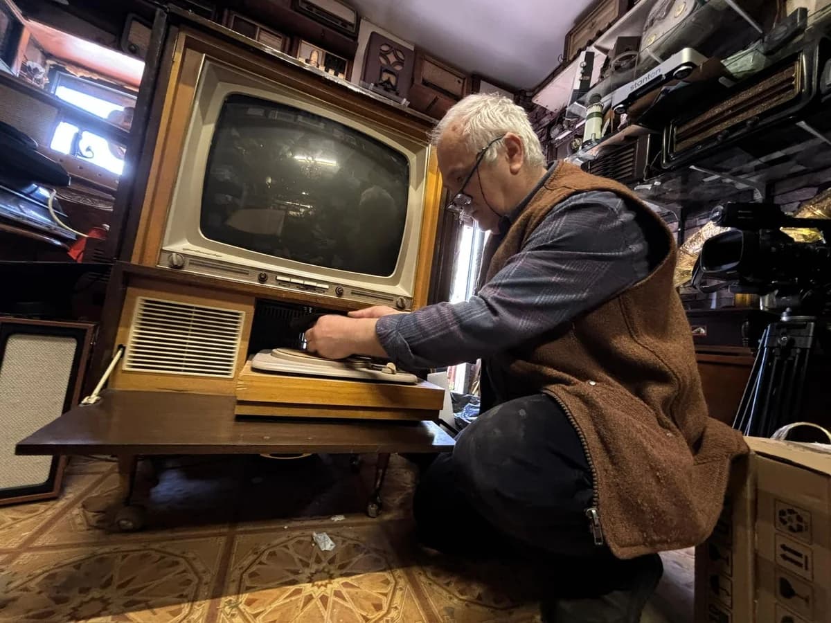 Nostalji Doktoru Ahmet Ali Şağın, Antika Radyoları Yeniden Hayata Döndürüyor