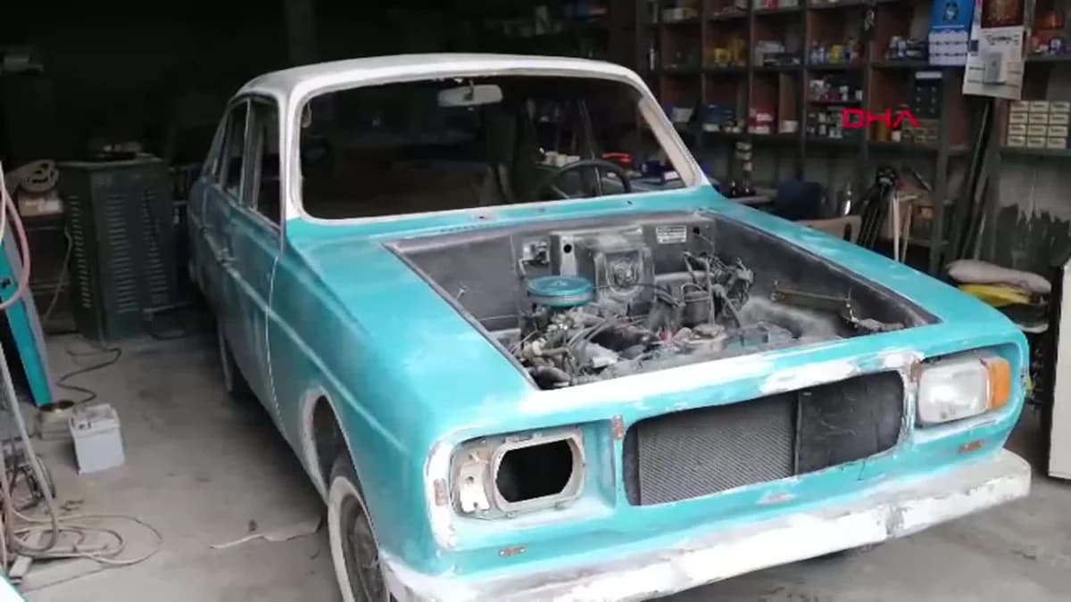 90 Yaşındaki Anadol Ustası Suat Nezir, Araçları Yeniden Trafiğe Kazandırıyor
