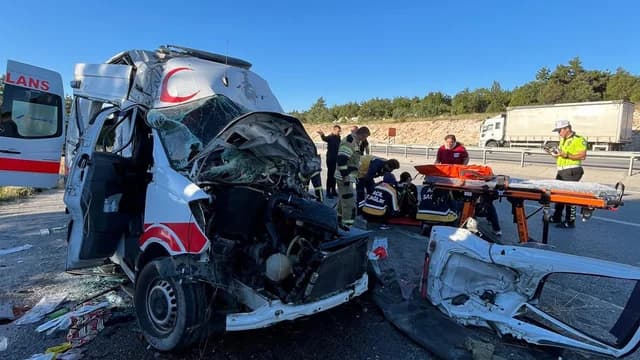 Kütahya'da Ambulans TIR'a Çarptı: Nakil Hastası Hayatını Kaybetti