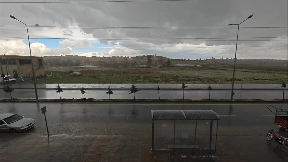 Mardin’de Sağanak ve Dolu Etkisi: Cadde ve Sokaklar Göle Döndü