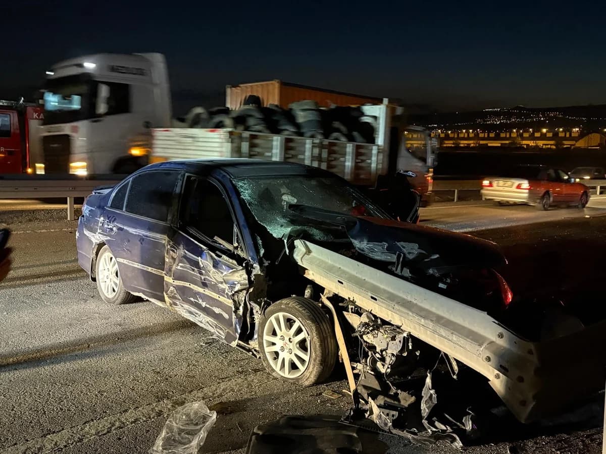 Kayseri’de Korkunç Kaza: Otomobil Bariyerlere Saplandı, 1 Kişi Ağır Yaralandı