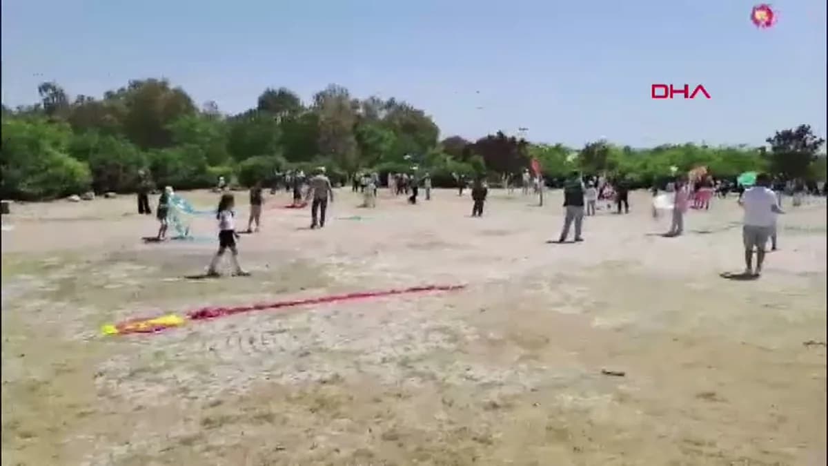 İzmir’de Gökyüzü Rengarenk Uçurtmalarla Şenlendi: Çocuklar Teknolojiye Değil Doğaya Uçtu