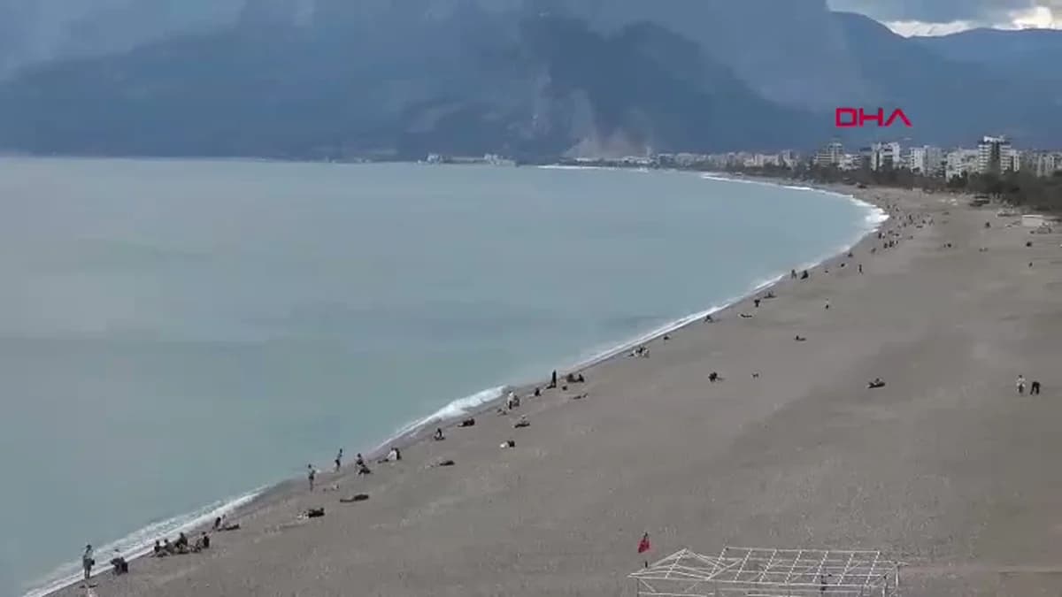 Antalya’da Bayram Öncesi Sahilde Eğlence Zamanı