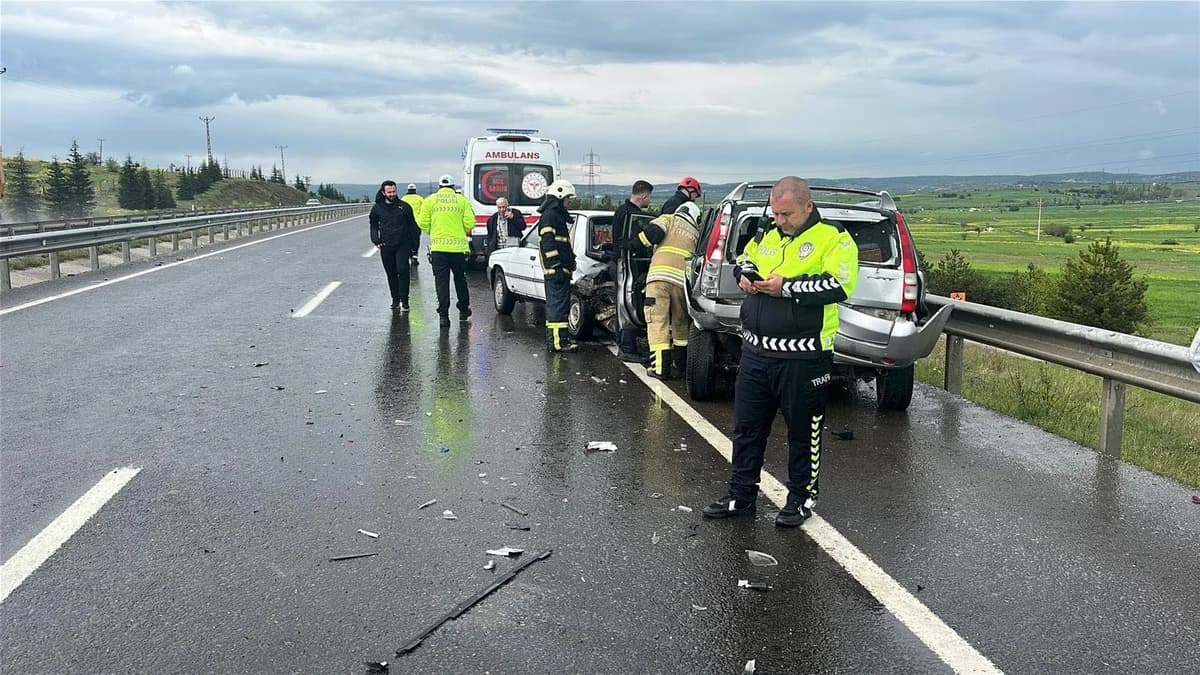 Kütahya’da Zincirleme Kaza: 3 Araç Karıştı, 2 Yaralı