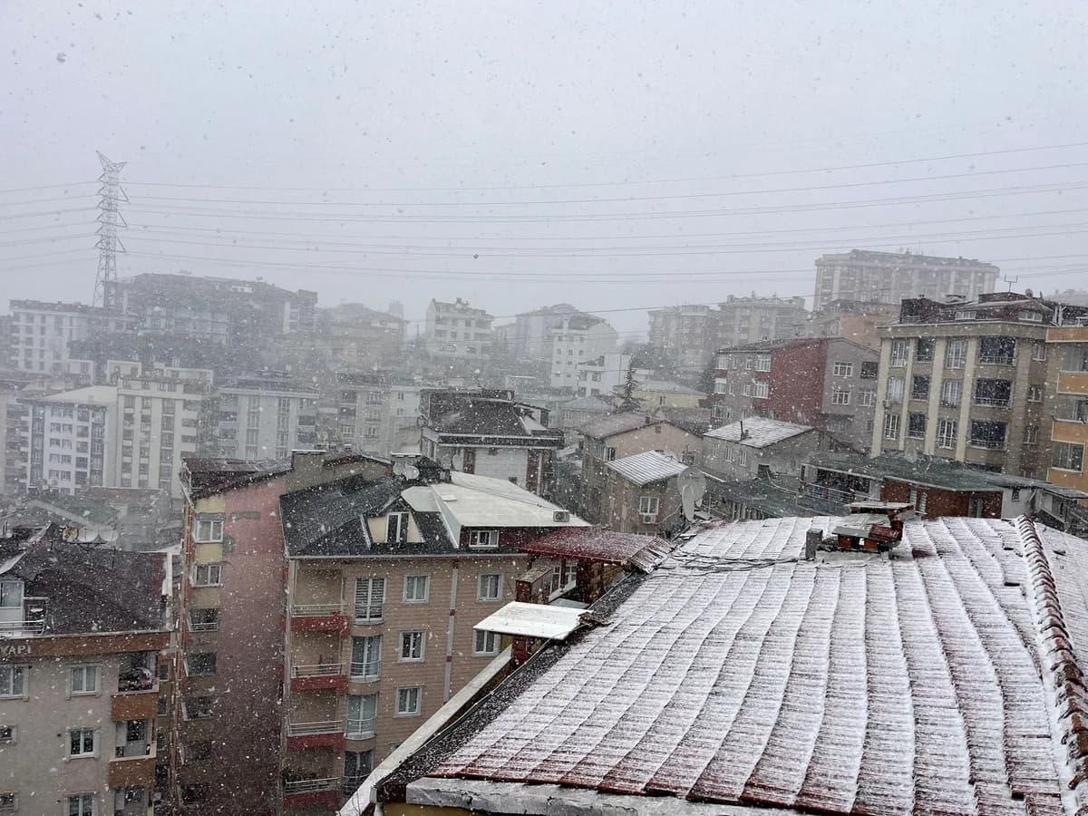 İstanbul Yeni Yıla Kar Yağışı ve Anlamlı Bir Buluşmayla Başladı
