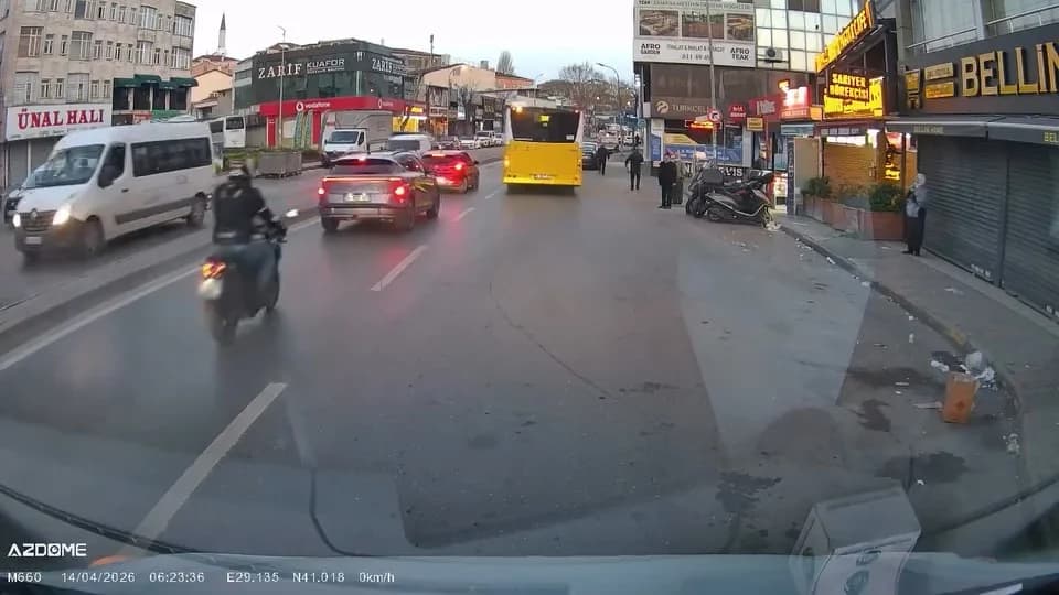 Ümraniye’de Motosiklet Kazası: Otomobile Çarpan Sürücünün Düşüş Anı Kamerada