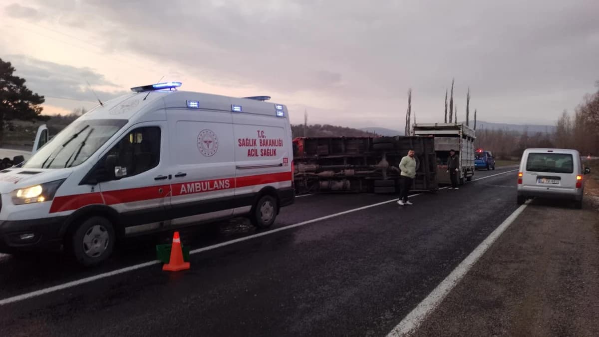 Kütahya’da Meyve Yüklenen Kamyonet Devrildi, 2 Yaralı
