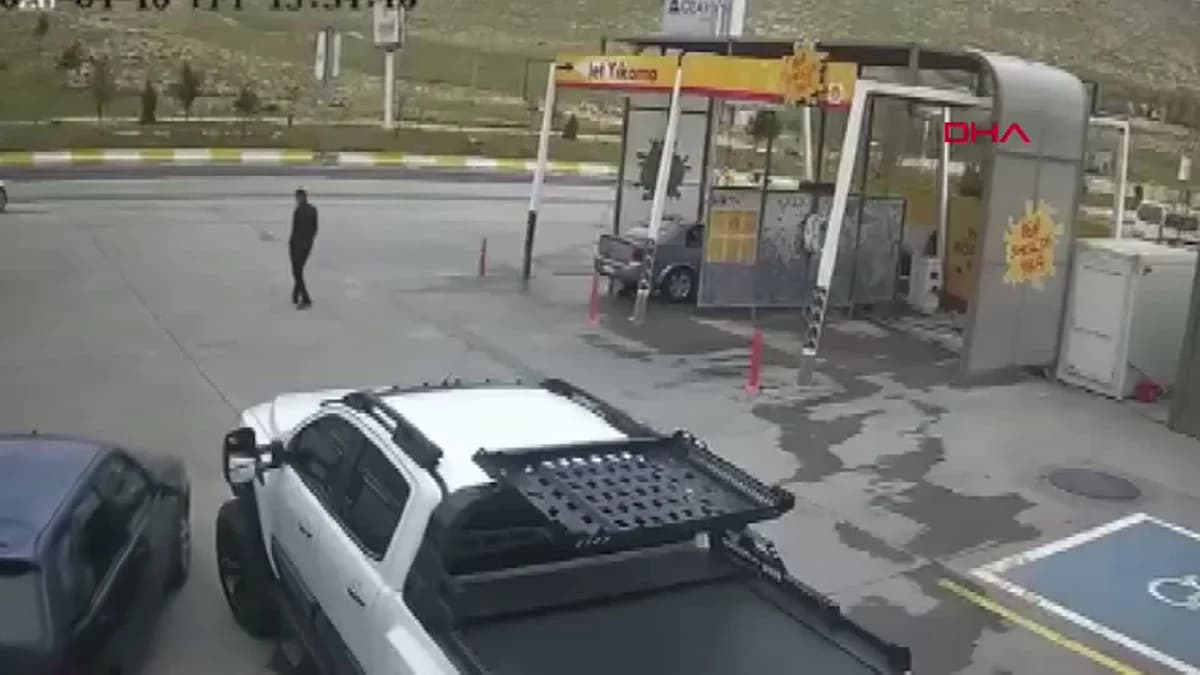 Mardin’de El Freni Unutulan Araç Hareket Etti, Çevredekiler Devreye Girdi
