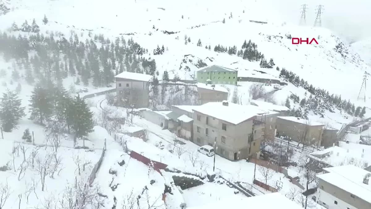 Hakkari’deki Yerleşim Yerlerinin Yolları Kapandı