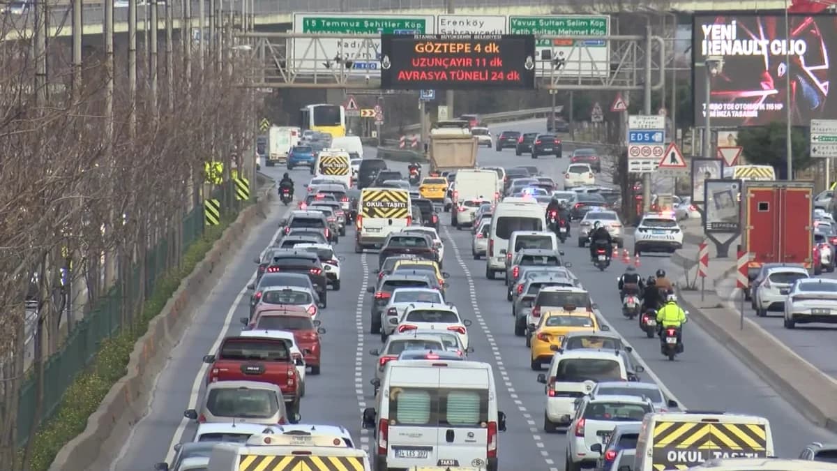 İstanbul’da İş Gününe Yoğun Trafik Başladı