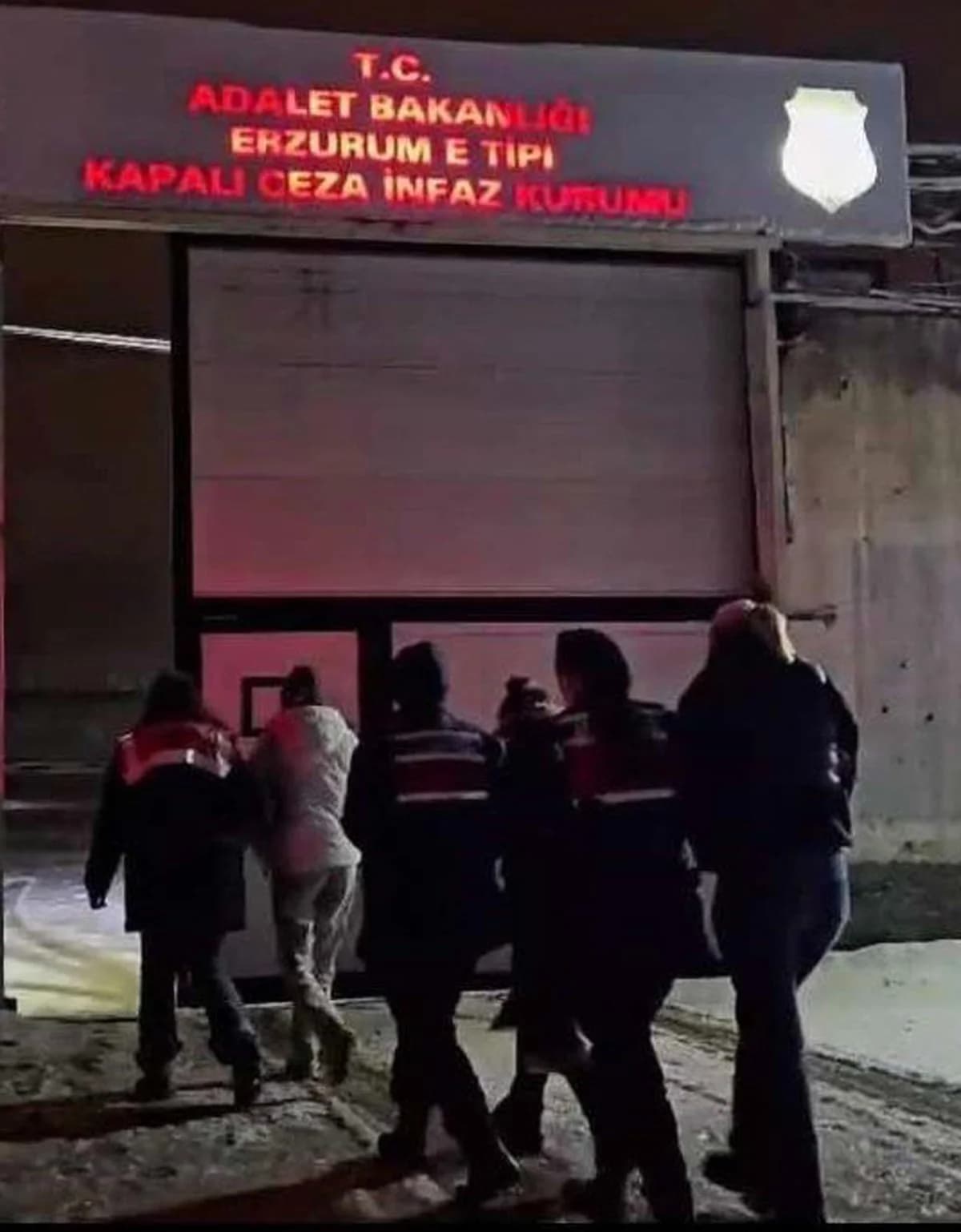 Erzurum’da Dolandırıcılık Şebekesine Baskın: 8 Kişi Tutuklandı