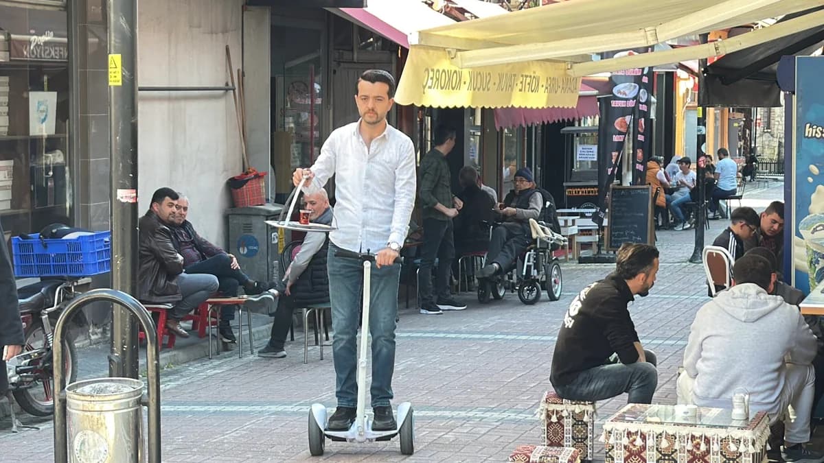 Hoverboard’lu Çaycı: 25 Bin Adımdan Kurtuldu, Servisi Hızlandırdı!