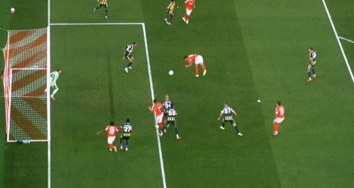 Fenerbahçe-Benfica Maçında VAR İncelemesi: Vincic’in Kritik Kararı