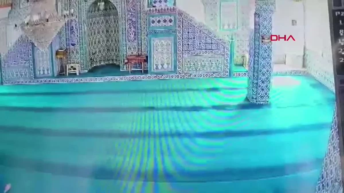 Bursa’da Cezaevinden İzinli Çıkan Şüpheli, Camilerdeki Ses Sistemlerini Kırdı