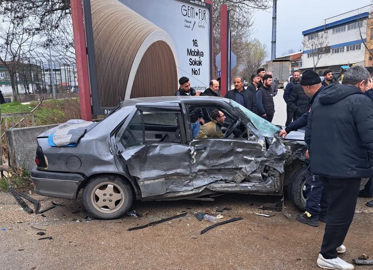 İnegöl’de Kamyonet ve Otomobil Çarpıştı: 2 Bebek Dâhil 9 Yaralı