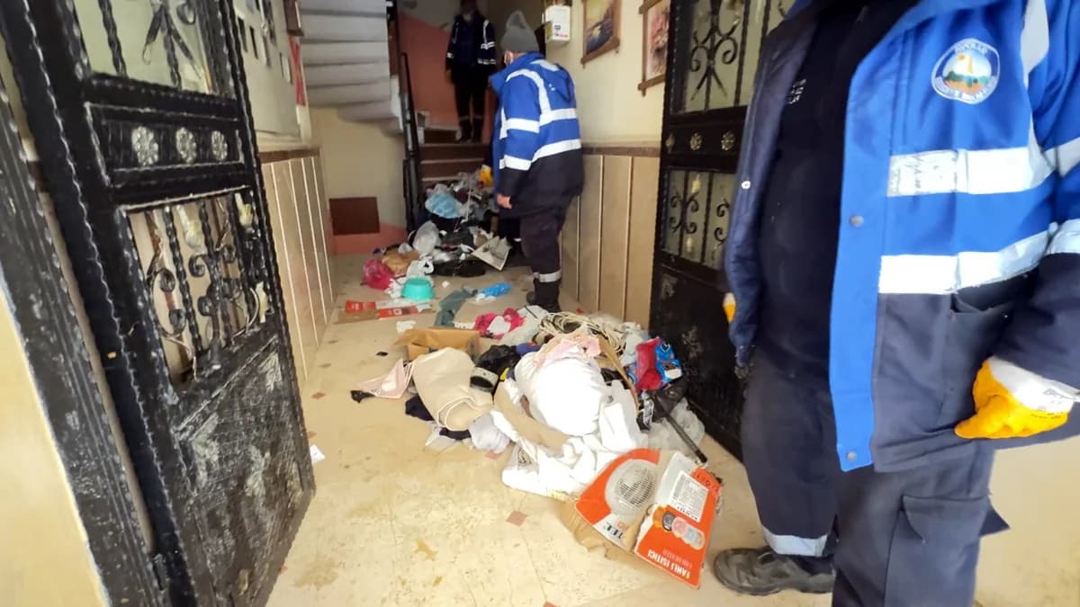Avcılar’da İki Çöp Ev Tespit Edildi; 3 Kamyon Atık Tahliye Edildi
