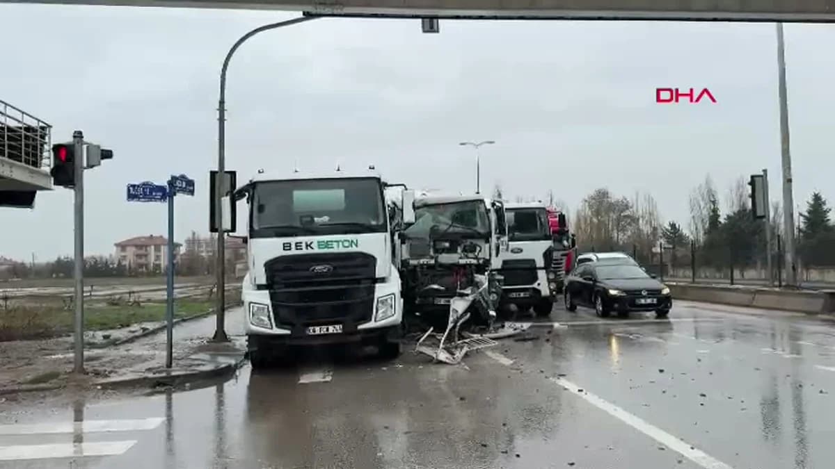 Ankara’da Beton Mikserleri Kırmızı Işıkta Çarpıştı: 1 Yaralı