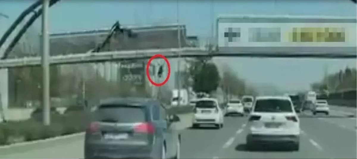 Afiş Asarken Üst Geçitten Düşen İşçi Hayatını Kaybetti: Son Yolculuğuna Uğurlandı
