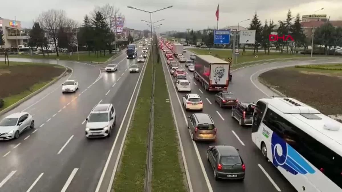 Bursa-Ankara Karayolunda Bayram Dönüşü Trafik Yoğunluğu Başladı