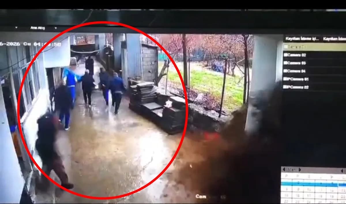Uludere’de Sağanak Sonrası Muhtarlık Ofisini Su Bastı