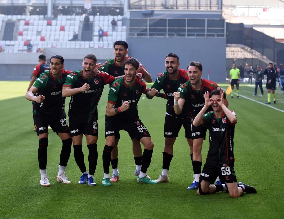 Karşıyaka, Denizli İdmanyurdu’na Konuk Oluyor: Play-Off İddiası Sürüyor