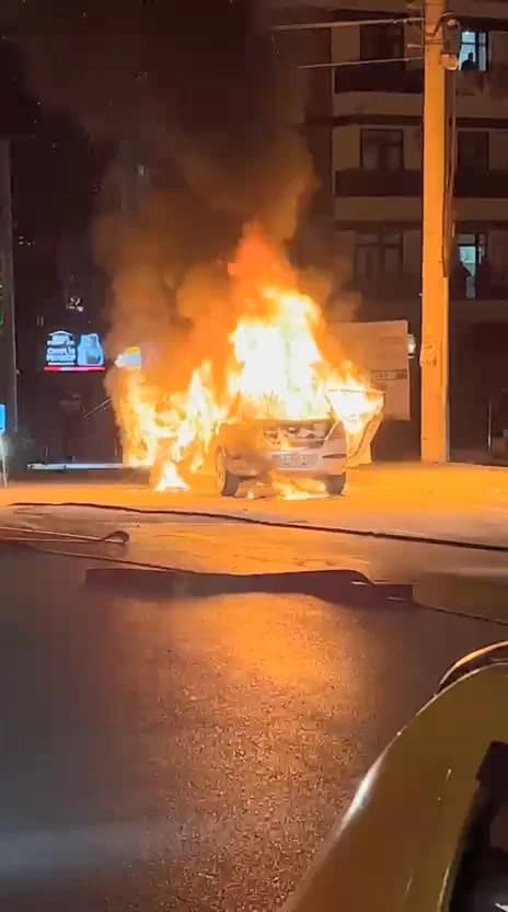 Kocaeli’de Korkunç Anlar: Seyir Halindeki Otomobil Alevlere Teslim Oldu!
