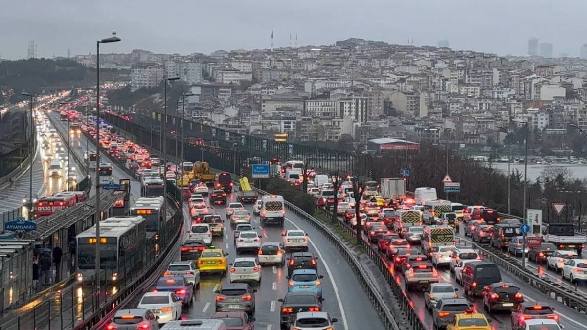 İstanbul’da Pazartesi Trafiği: Yağmur ve Okul Açılışları Şehri Felç Etti
